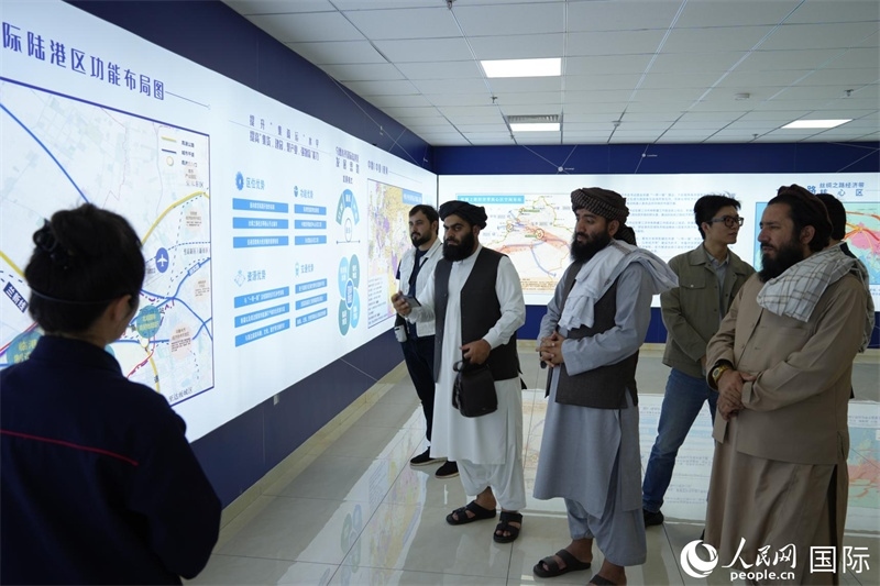 代表團(tuán)在烏魯木齊國(guó)際陸港區(qū)參觀。人民網(wǎng)記者 章凱風(fēng)攝