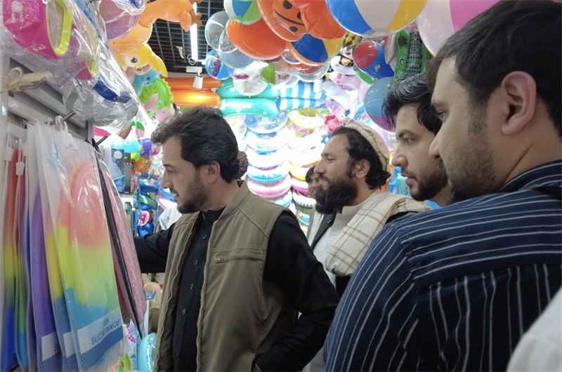 代表團(tuán)在義烏國(guó)際商貿(mào)城參觀。CGTN記者 楊剛攝