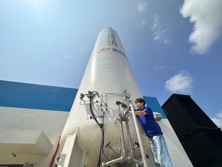 陳恩偉在海南商業(yè)航天發(fā)射場技術(shù)區(qū)罐區(qū)進(jìn)行液氮轉(zhuǎn)注前準(zhǔn)備。新華社記者 陳凱姿 攝