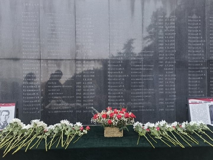 在南京抗日航空烈士紀(jì)念館鐫刻有蘇聯(lián)籍抗日航空英烈名錄的紀(jì)念碑前，擺放著人們獻(xiàn)上的鮮花（2024年11月22日攝）。新華社記者 邱冰清 攝