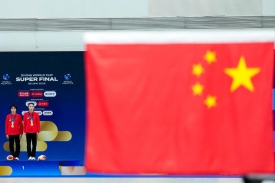 5月2日，獲得2025年跳水世界杯總決賽女子雙人10米臺(tái)冠軍的中國(guó)組合陳芋汐（右）/全紅嬋在頒獎(jiǎng)儀式上。新華社記者 鞠煥宗 攝