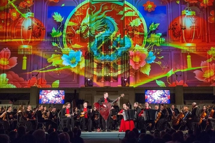 2025年2月6日，俄羅斯音樂(lè)家在圣彼得堡舉行的中俄新春音樂(lè)會(huì)上表演。新華社發(fā)（莫京娜 攝）