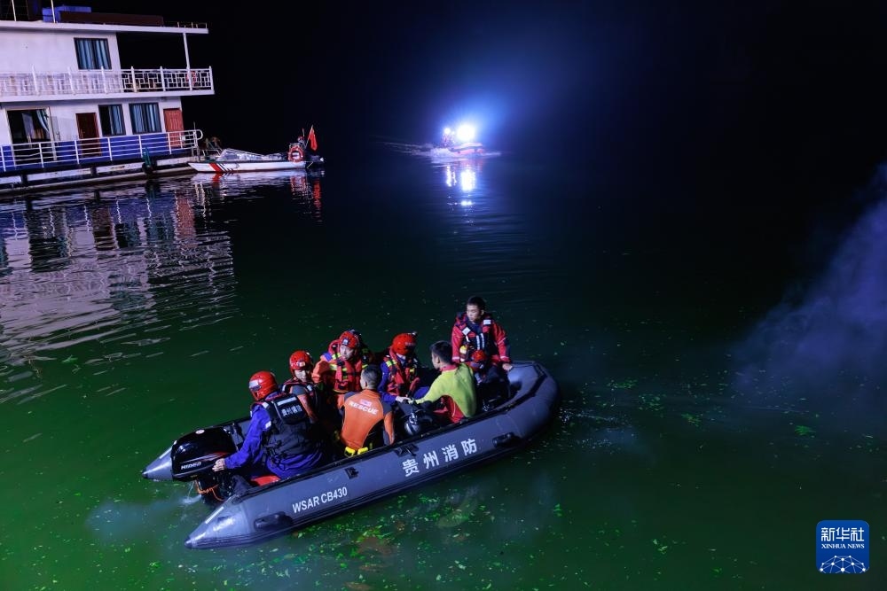 5月5日，救援人員在進(jìn)行搜救。新華社記者 劉續(xù) 攝