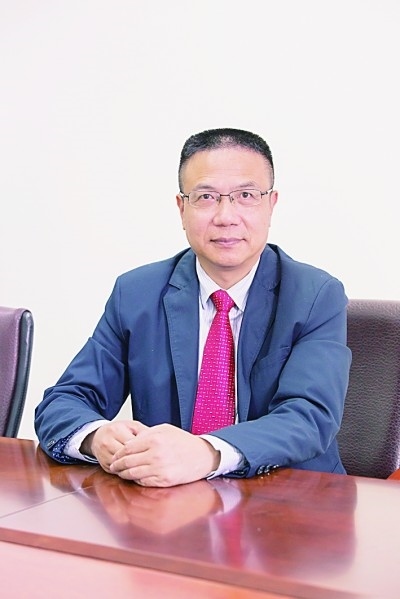 徐飛 教授、博士生導(dǎo)師。歷任上海交通大學(xué)副校長、西南交通大學(xué)校長、上海財(cái)經(jīng)大學(xué)常務(wù)副校長，現(xiàn)任福耀科技大學(xué)常務(wù)副校長。國務(wù)院政府特殊津貼專家。先后兼任中國鐵道學(xué)會(huì)副理事長，中國管理學(xué)會(huì)組織與戰(zhàn)略專業(yè)委員會(huì)副主任，教育部高等學(xué)校創(chuàng)新創(chuàng)業(yè)教育指導(dǎo)委員會(huì)副主任，中國高等教育學(xué)會(huì)創(chuàng)新創(chuàng)業(yè)教育分會(huì)理事長，中國高質(zhì)量MBA教育認(rèn)證（CAMEA）工作委員會(huì)副主任，中國職業(yè)技術(shù)教育學(xué)會(huì)副會(huì)長等。主要研究領(lǐng)域?yàn)閼?zhàn)略管理、競爭戰(zhàn)略與博弈論、創(chuàng)新創(chuàng)業(yè)、跨文化戰(zhàn)略領(lǐng)導(dǎo)力等。出版著作20余部。