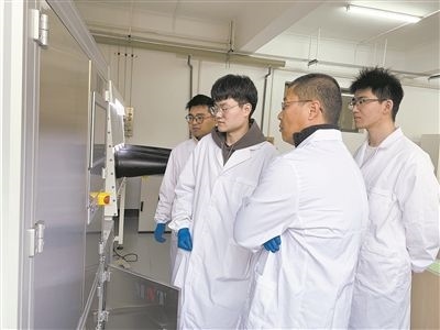 圖為安工大材料科學(xué)與工程學(xué)院碩士研究生余威（右一）在實驗室開展研究。安工大供圖