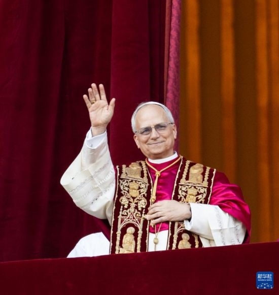 5月8日，在梵蒂岡城，來自美國的樞機主教羅伯特·普雷沃斯特當(dāng)選新一任天主教羅馬教皇后向民眾致意。新華社記者 李京 攝