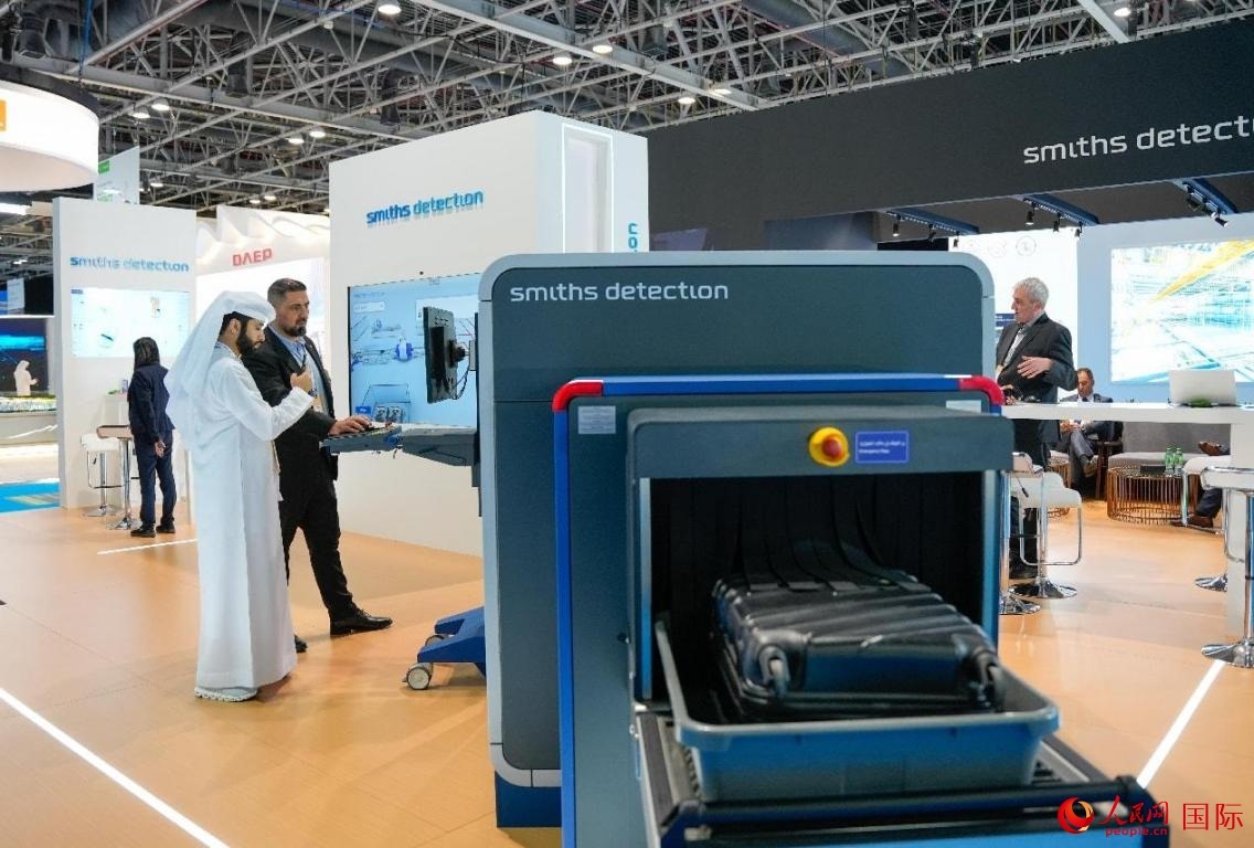 參展商體驗(yàn)安檢設(shè)施。人民網(wǎng)塔里克·易卜拉欣攝