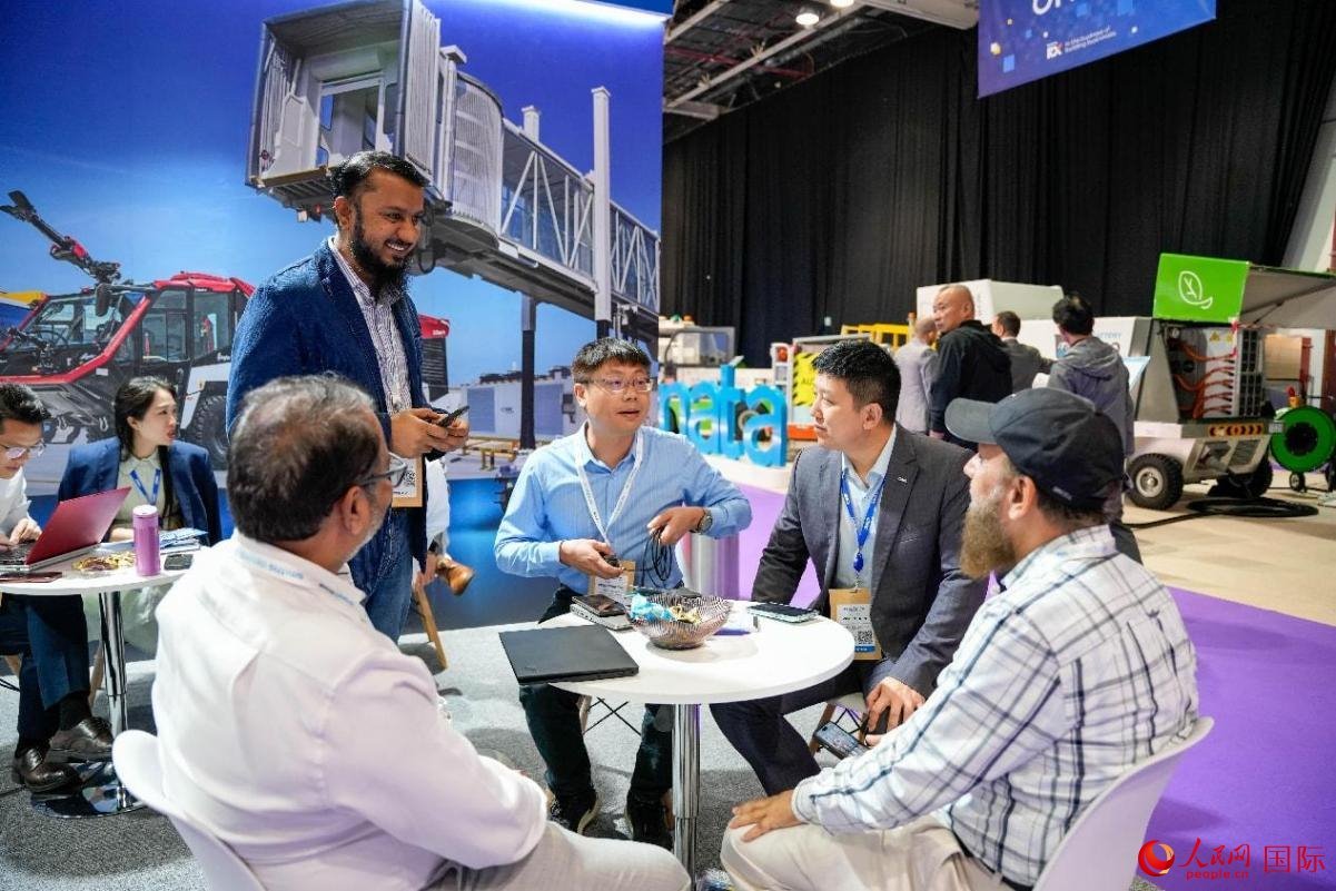 中外商家在交流。人民網(wǎng)塔里克·易卜拉欣攝