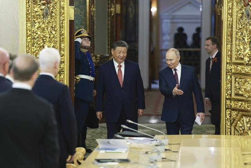 △當?shù)貢r間5月8日，俄羅斯總統(tǒng)普京同習近平主席在莫斯科克里姆林宮舉行會談。這是兩國元首步入會場。