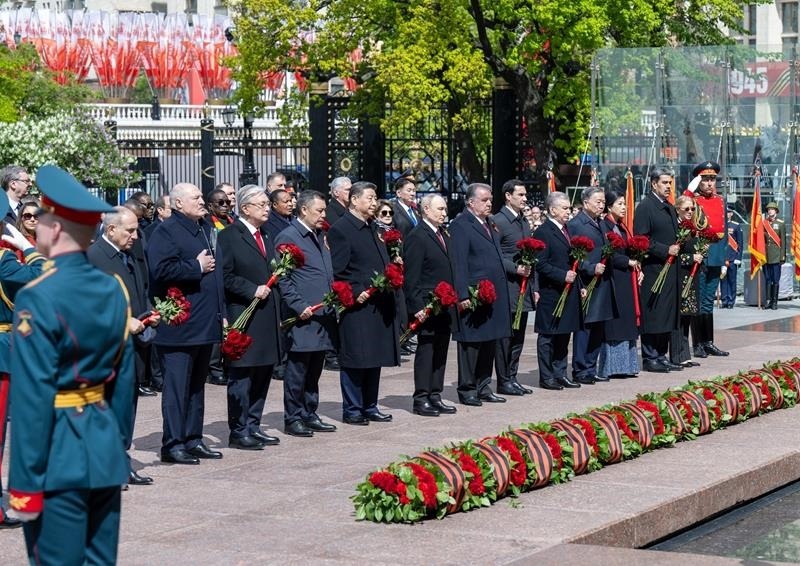 △當?shù)貢r間5月9日，紀念蘇聯(lián)偉大衛(wèi)國戰(zhàn)爭勝利80周年慶典結束后，習近平主席同其他國家領導人一起從紅場來到亞歷山大花園，向無名烈士墓獻花，并肅立默哀。