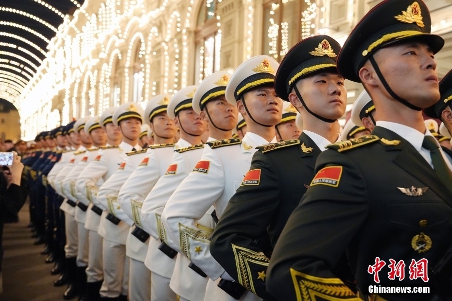 當(dāng)?shù)貢r(shí)間5月3日晚，俄羅斯首都莫斯科，俄羅斯紀(jì)念衛(wèi)國(guó)戰(zhàn)爭(zhēng)勝利80周年閱兵式第二次彩排，中國(guó)人民解放軍儀仗司禮大隊(duì)震撼亮相，受到華僑華人、留學(xué)生和當(dāng)?shù)孛癖姛崃覛g迎。中新社記者 田冰 攝