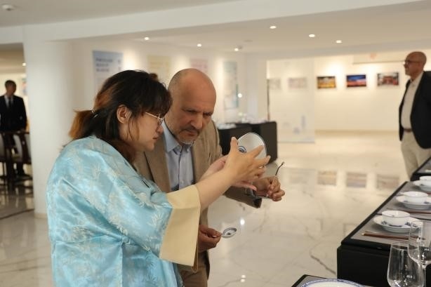 摩洛哥民眾在觀察中國瓷器。拉巴特中國文化中心供圖