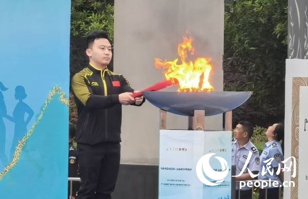 在活動(dòng)開幕式上，馮喆點(diǎn)燃火炬。人民網(wǎng)記者 楊磊攝