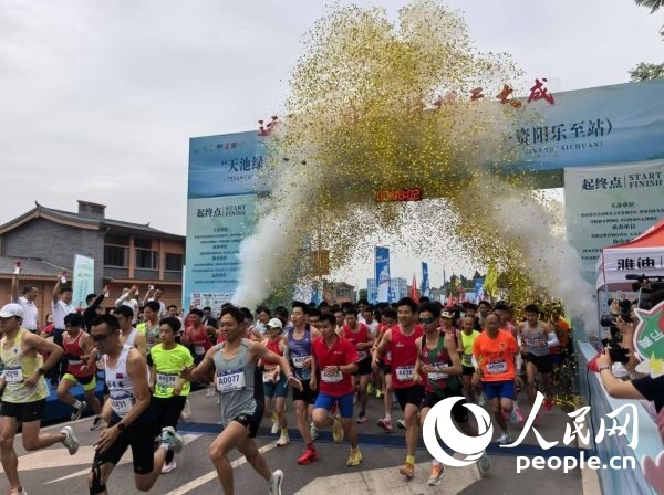 全民健身跑參賽選手沖出起點(diǎn)。人民網(wǎng)記者 楊磊攝