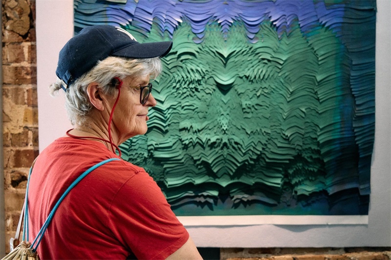 英國嘉賓在倫敦手工周中國館展出作品前駐足。楊浩鵬攝