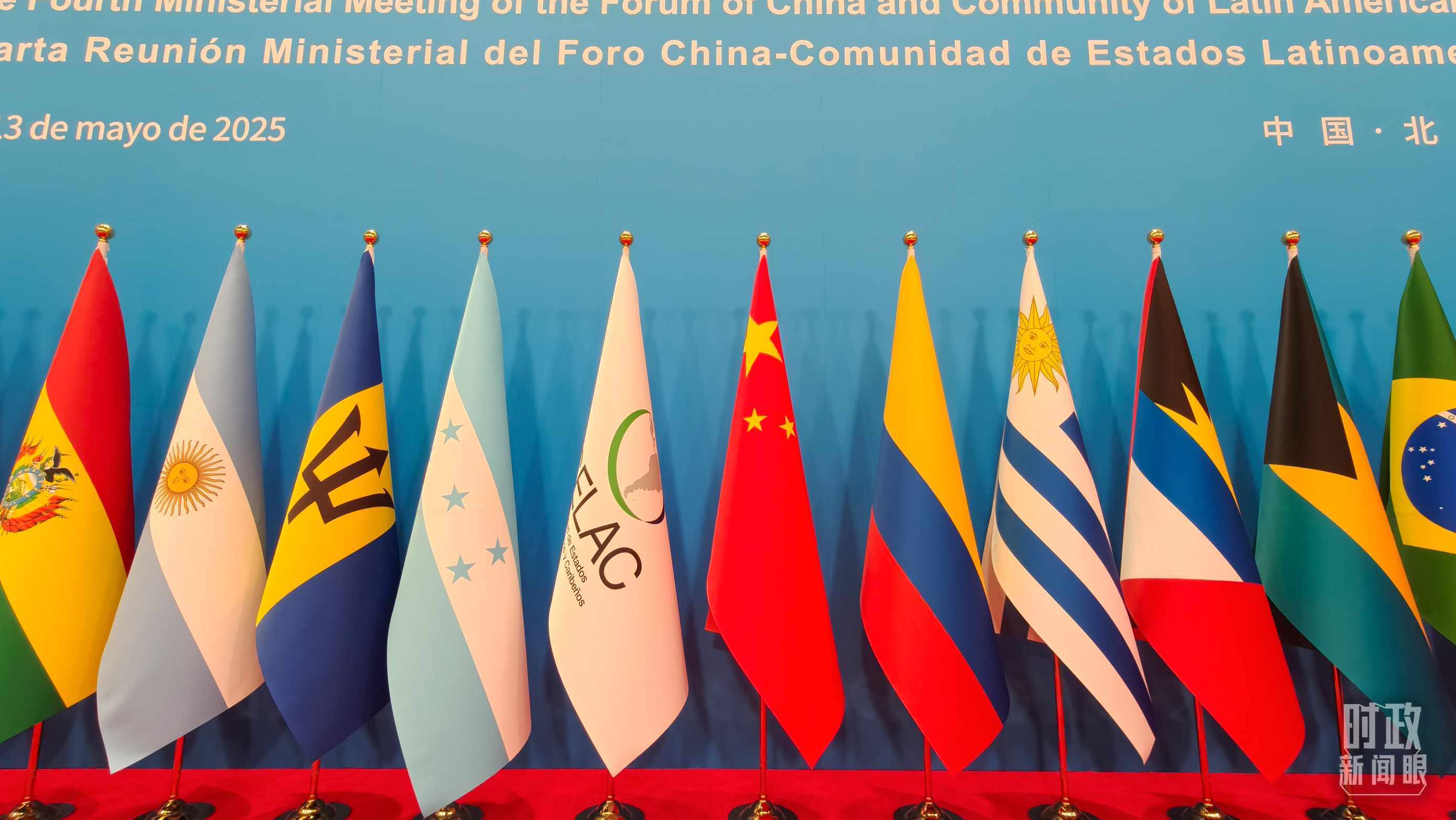 開幕式現(xiàn)場(chǎng)的旗陣。（總臺(tái)央視記者陸泓宇拍攝）