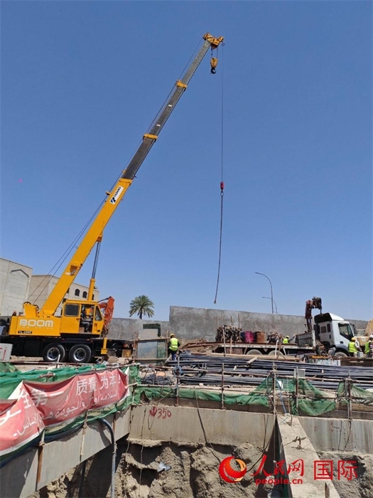 工人在進(jìn)行五號(hào)隧道施工。人民網(wǎng)記者管克江攝