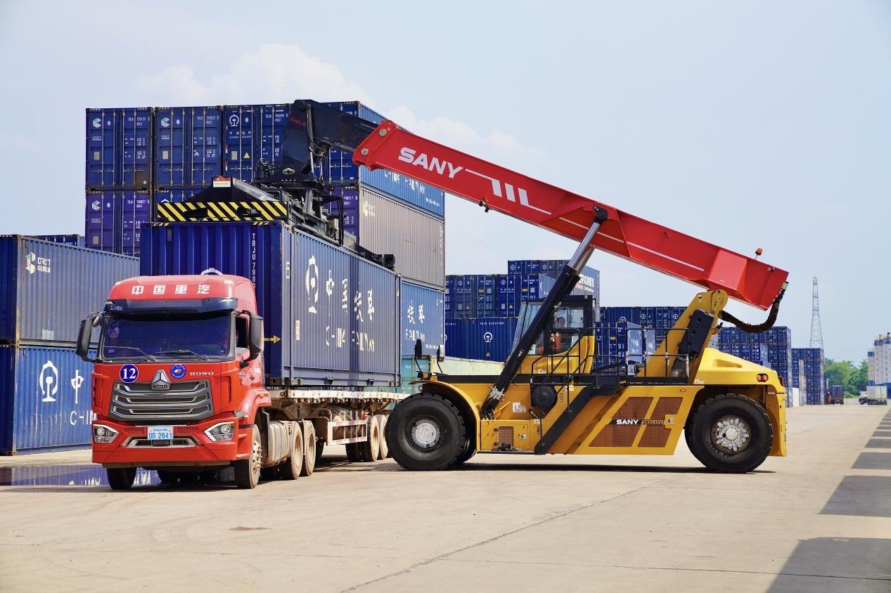 在中老鐵路萬象南鐵路貨運口岸站，起重機正在吊裝集裝箱。劉瑩嘉攝