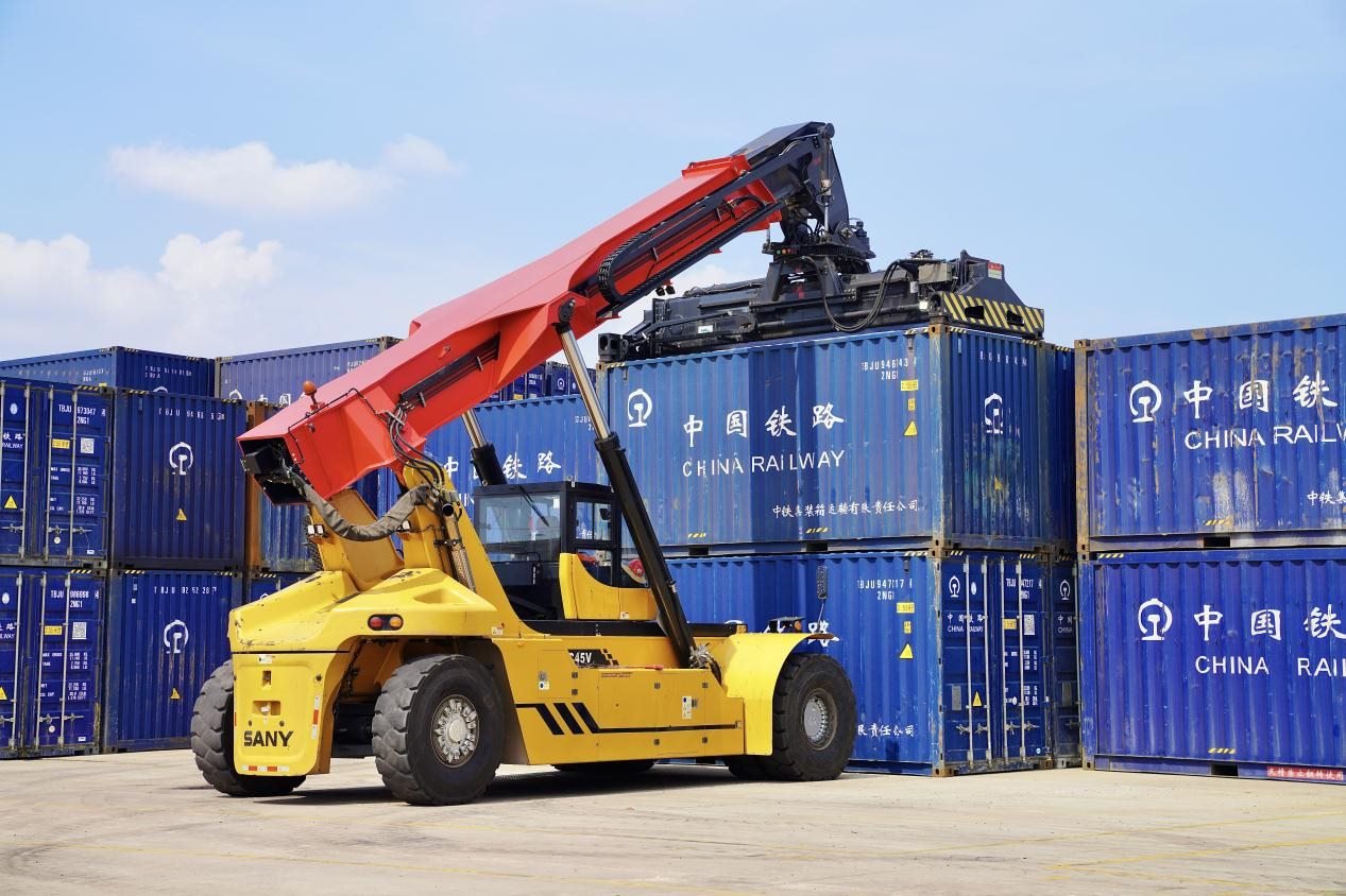 在中老鐵路萬象南鐵路貨運口岸站，起重機正在吊裝集裝箱。劉瑩嘉攝