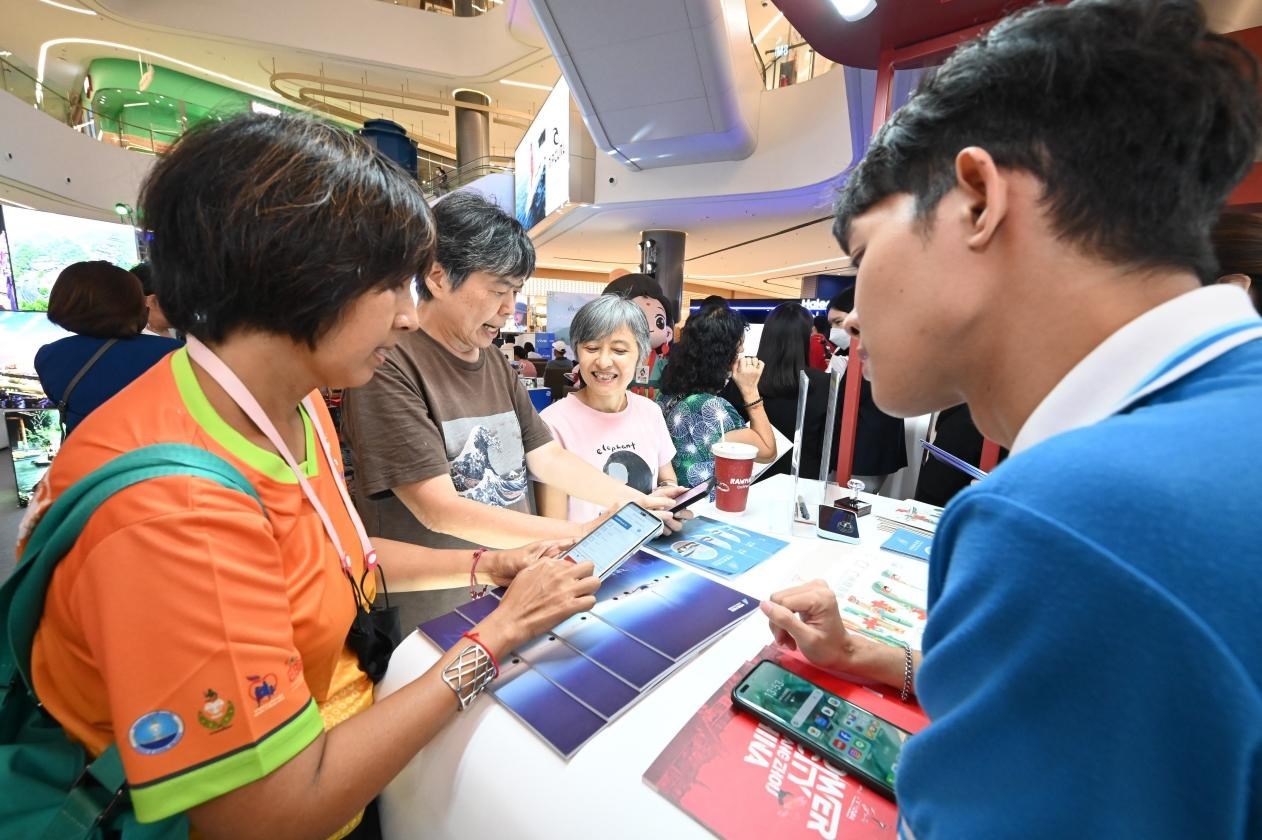 游客在航空公司展臺(tái)前了解機(jī)票優(yōu)惠活動(dòng)。主辦方供圖