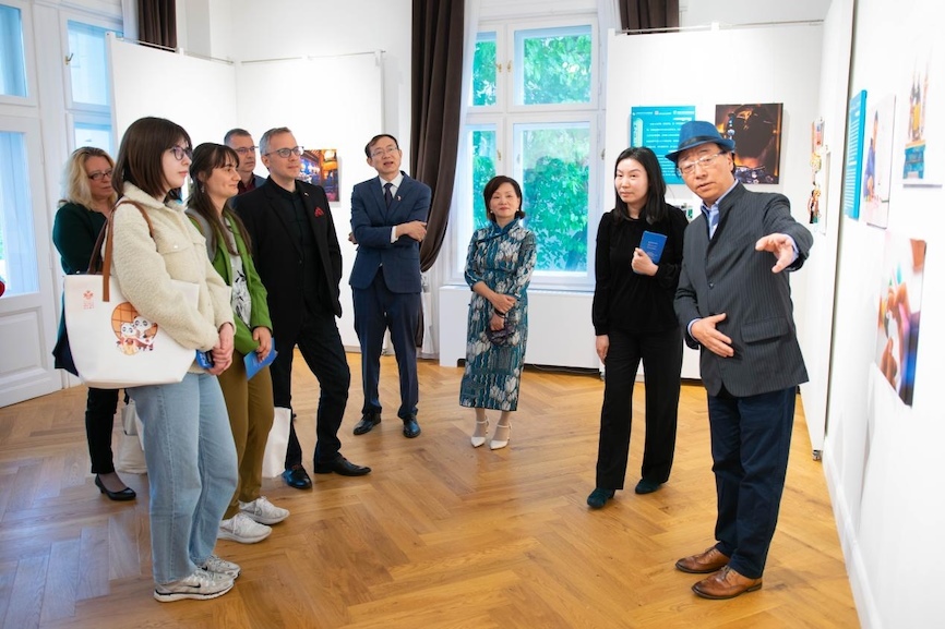 藝術(shù)家李守白現(xiàn)場導(dǎo)覽。圖片由布達(dá)佩斯中國文化中心供圖