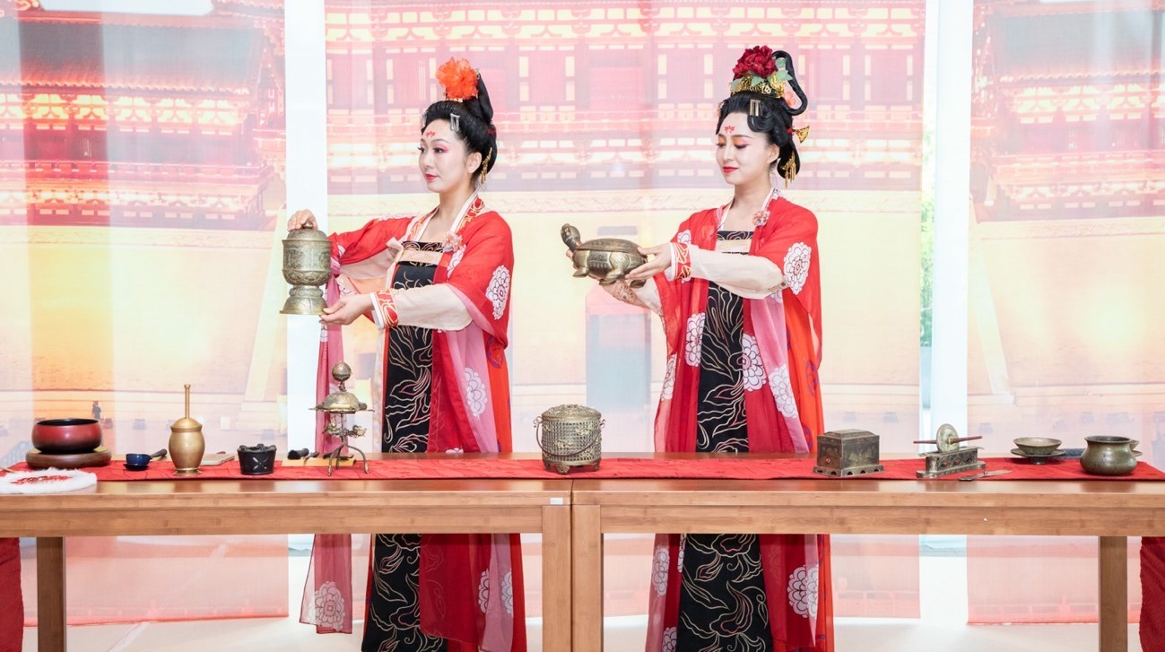 法門寺地宮出土文物一比一復刻的宮廷茶器。中國駐大阪旅游辦事處供圖