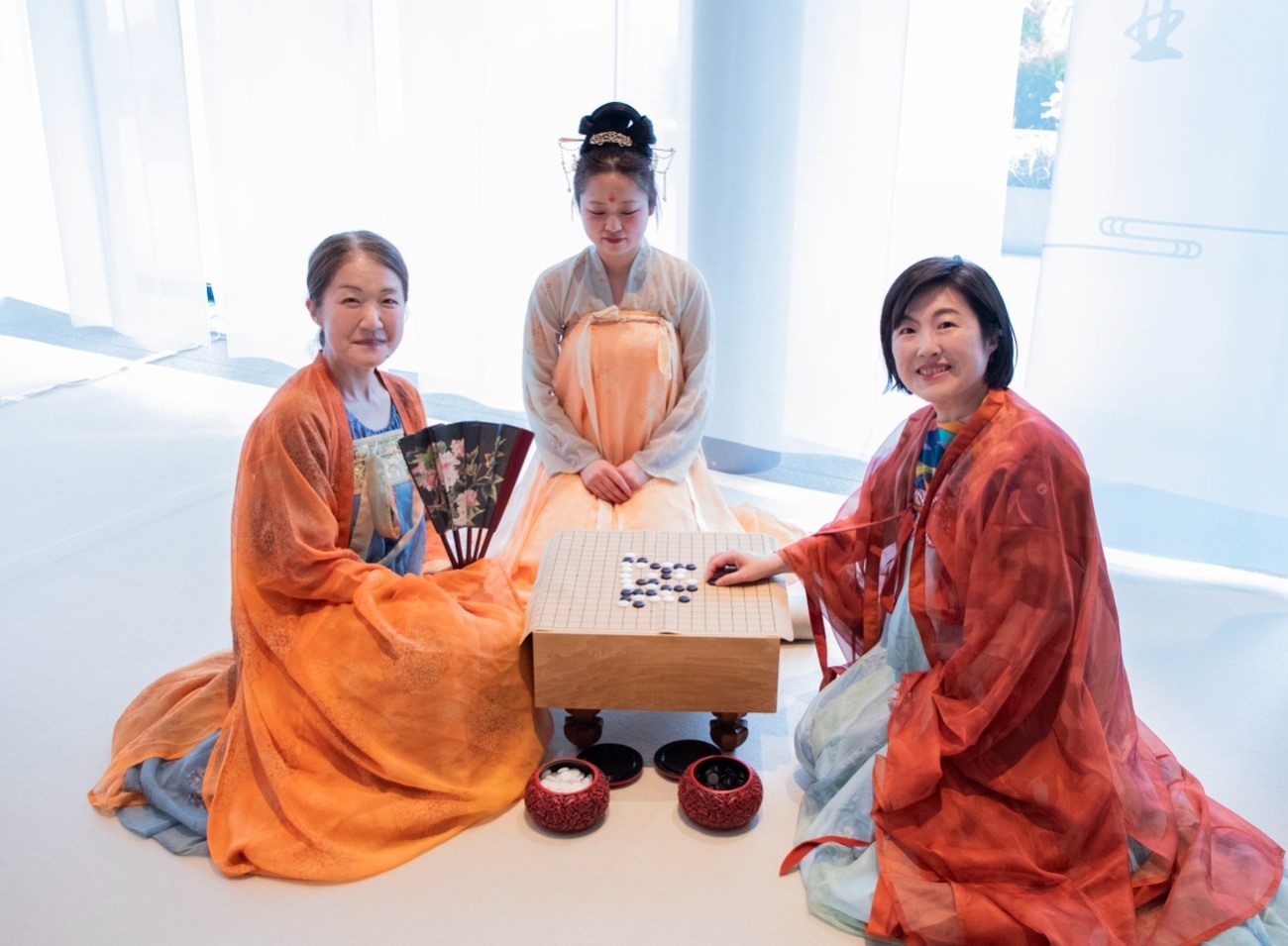 日本客人體驗漢服。中國駐大阪旅游辦事處供圖