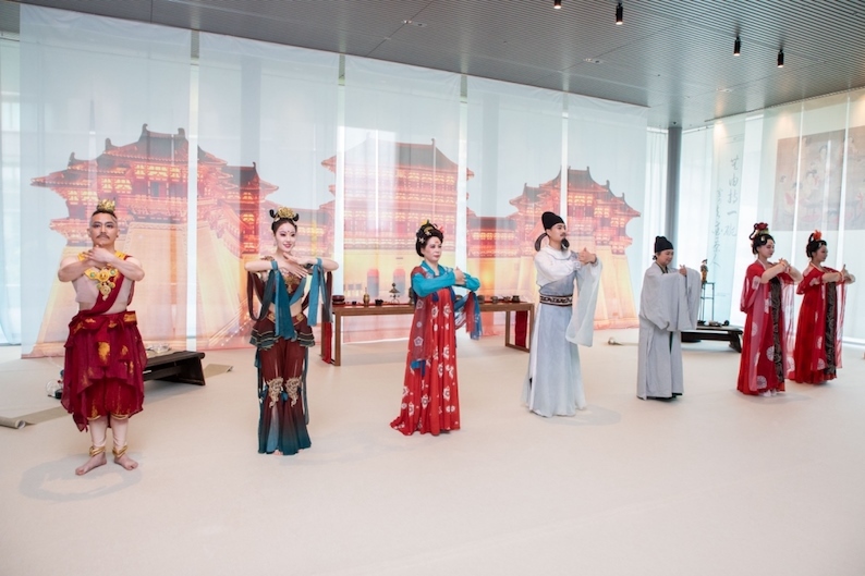 眾人行唐代插手禮。中國駐大阪旅游辦事處供圖