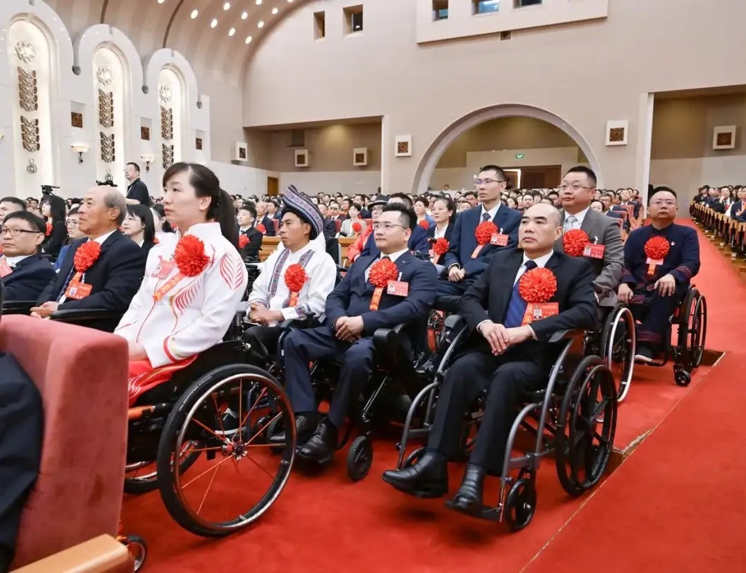 2025年5月16日，第七次全國自強(qiáng)模范暨助殘先進(jìn)表彰大會(huì)在北京召開。大會(huì)表彰了200名“全國自強(qiáng)模范”、200個(gè)“全國殘疾人工作先進(jìn)集體”和60名“全國殘疾人工作先進(jìn)個(gè)人”。