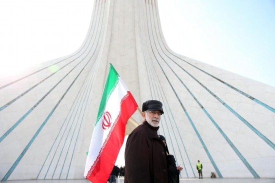 2月10日，在伊朗首都德黑蘭阿扎迪廣場，民眾參加紀念伊朗伊斯蘭革命勝利46周年集會。新華社記者沙達提攝