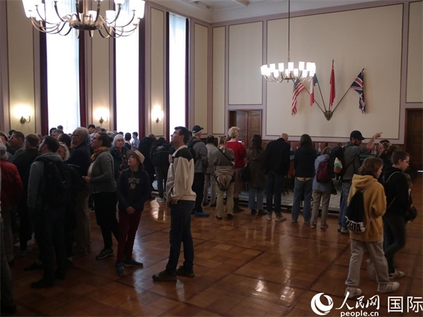 圖為觀眾們在卡爾霍斯特紀(jì)念館內(nèi)參觀。人民網(wǎng) 肖晶攝