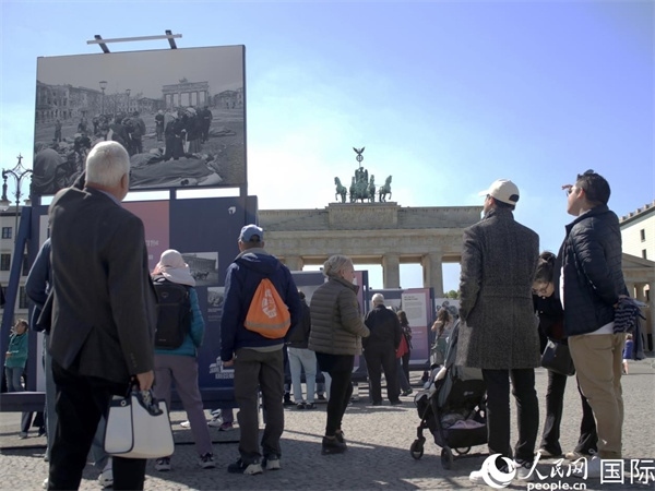 圖為勃蘭登堡門前，市民們在參觀歷史圖片展。人民網(wǎng) 肖晶攝