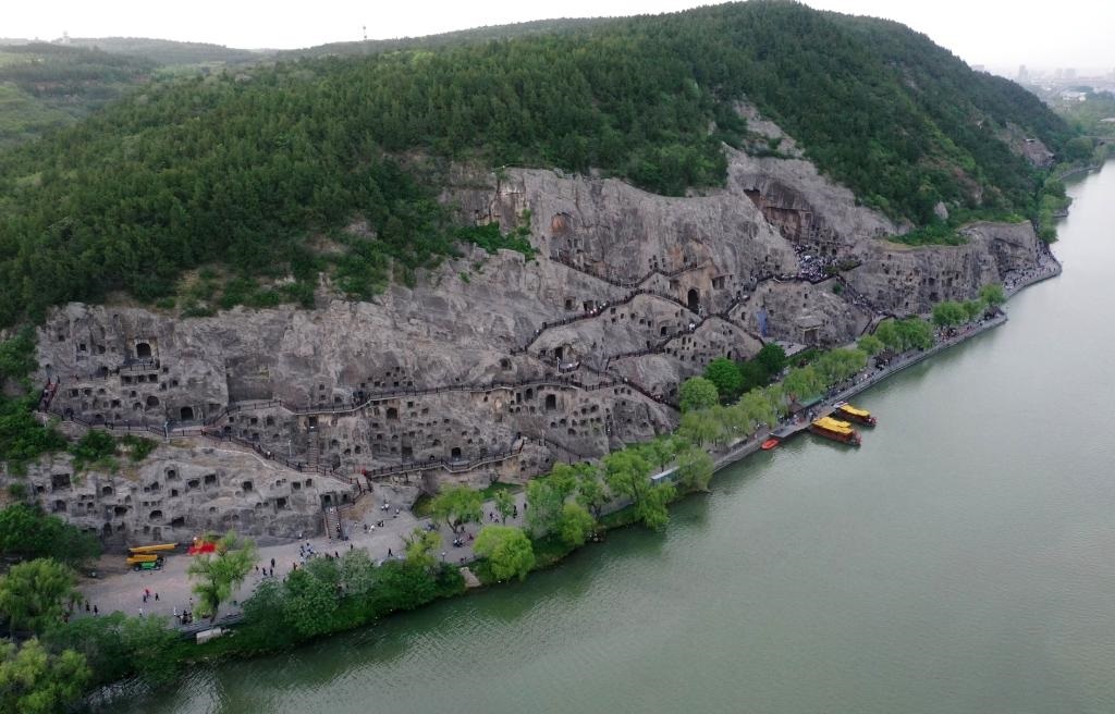 這是近日拍攝的洛陽龍門石窟（無人機(jī)照片）。新華社記者 李嘉南 攝