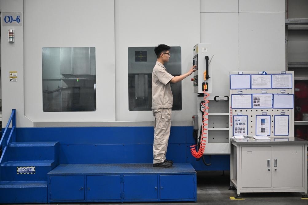 近日，工人在洛陽軸承集團股份有限公司的智能生產(chǎn)線上作業(yè)。新華社記者 李嘉南 攝