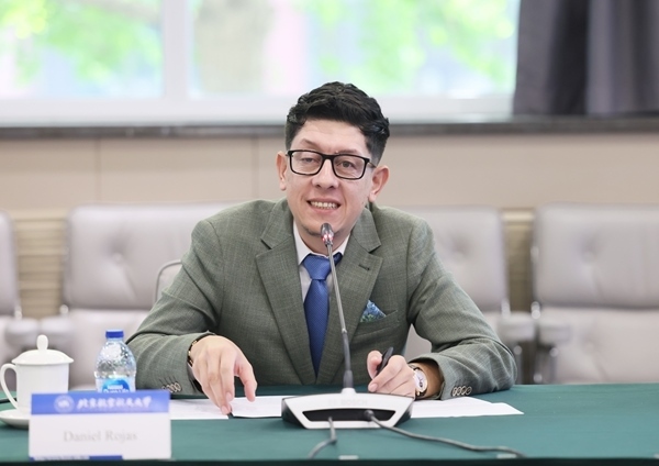 哥倫比亞教育部長(zhǎng)丹尼爾?羅哈斯一行訪問(wèn)北京航空航天大學(xué)。北航供圖