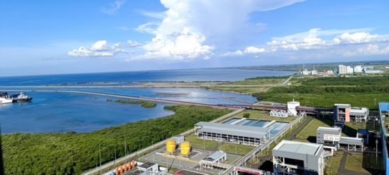 這是5月18日拍攝的紅樹林環(huán)繞的爪哇7號燃煤電站。記者 曹凱 攝