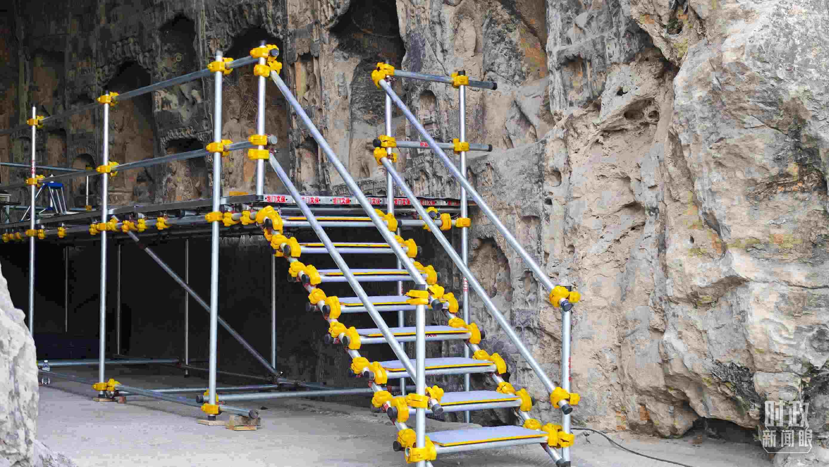 △龍門石窟古陽洞文物修護現(xiàn)場。（總臺央廣記者潘毅拍攝）