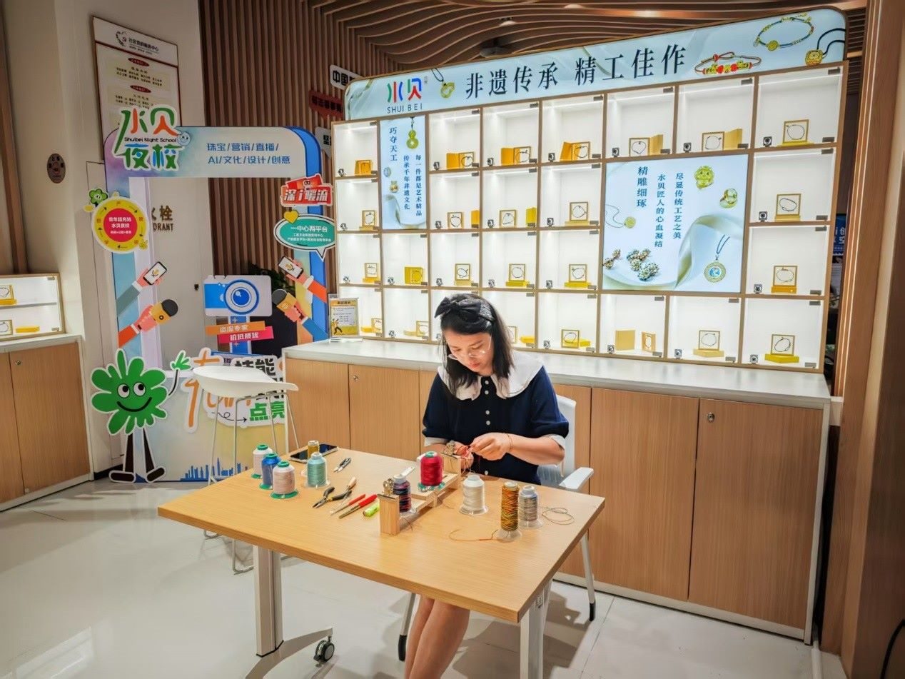 水貝夜校學員正在展示手工編繩過程。人民網(wǎng) 肖聰聰攝