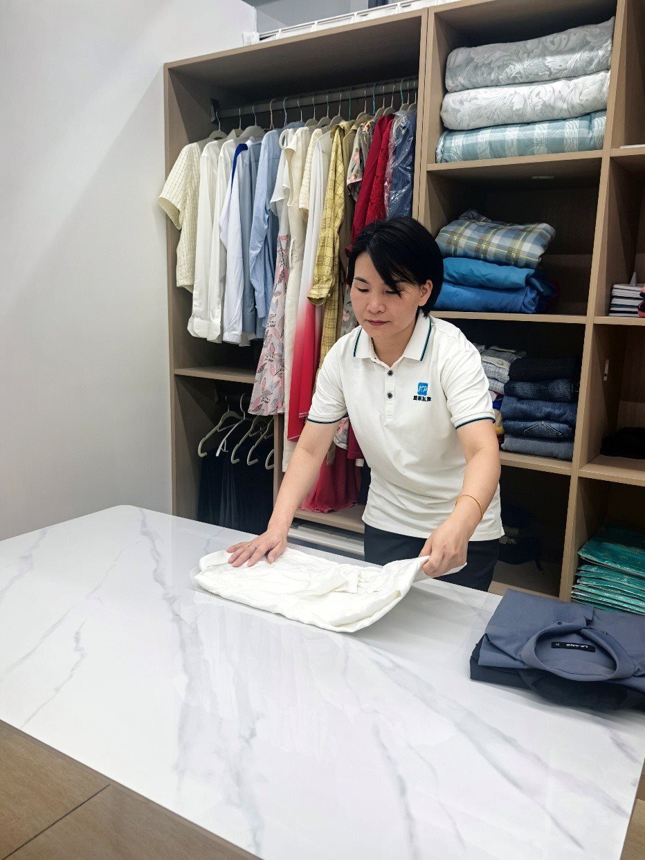 劉水金正在客戶家中做衣柜整理收納工作。受訪者供圖