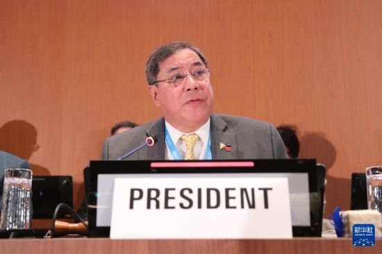 5月20日，在瑞士日內(nèi)瓦，第78屆世界衛(wèi)生大會主席赫爾博薩宣布審議通過“大流行協(xié)定”。新華社記者 杜哲宇 攝