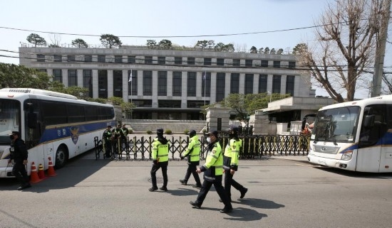 4月3日，在韓國首爾，警察在韓國憲法法院前執(zhí)勤。新華社記者姚琪琳攝