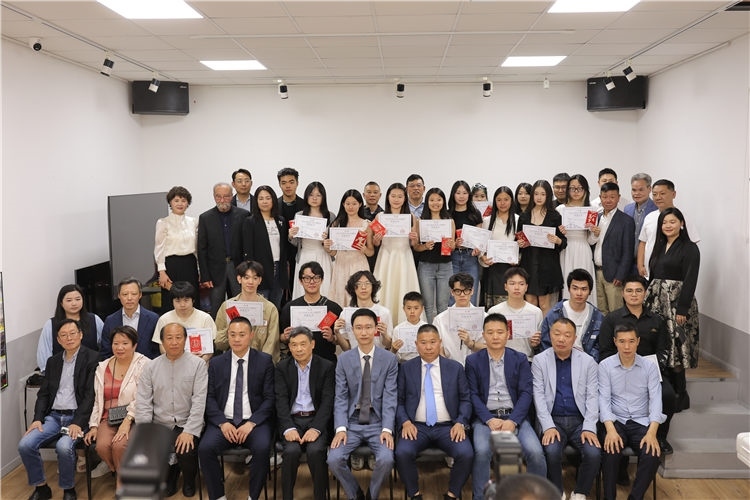 獲獎?wù)吲c主辦方合影。主辦方供圖