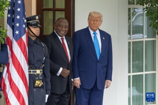 5月21日，美國總統(tǒng)特朗普（右）在華盛頓白宮迎接到訪的南非總統(tǒng)拉馬福薩（中）。新華社記者 胡友松 攝
