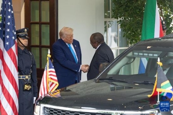 5月21日，美國總統(tǒng)特朗普（左二）在華盛頓白宮迎接到訪的南非總統(tǒng)拉馬福薩。新華社記者 胡友松 攝
