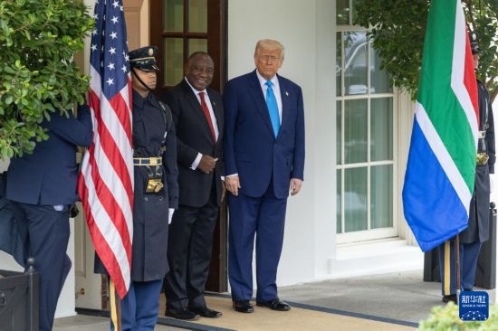 5月21日，美國總統(tǒng)特朗普（右二）在華盛頓白宮迎接到訪的南非總統(tǒng)拉馬福薩（右三）。新華社記者 胡友松 攝