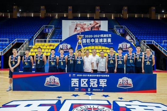 重慶市第一實(shí)驗(yàn)中學(xué)校籃球隊(duì)獲得冠軍。