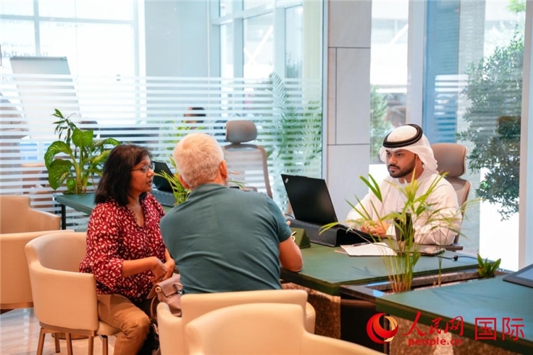 在阿治曼自由區(qū)一站式服務(wù)中心內(nèi)，工作人員為客商辦理業(yè)務(wù)。人民網(wǎng) 塔里克·易卜拉欣攝