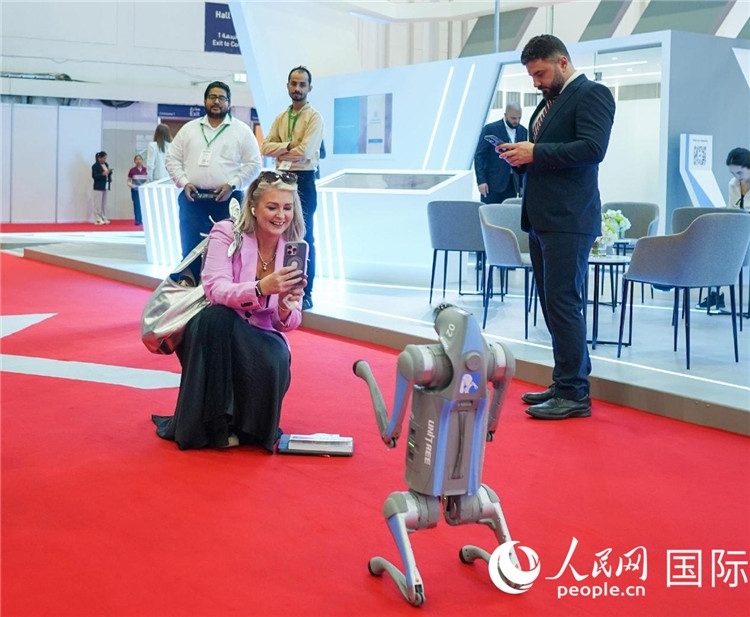 與會嘉賓被中企機(jī)器人吸引。人民網(wǎng) 塔里克·易卜拉欣攝