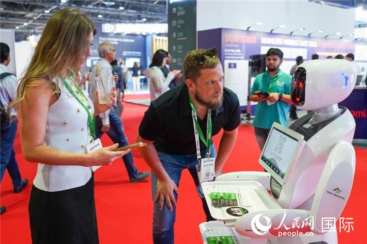 會上展示的電子支付機(jī)器人。人民網(wǎng) 塔里克·易卜拉欣攝