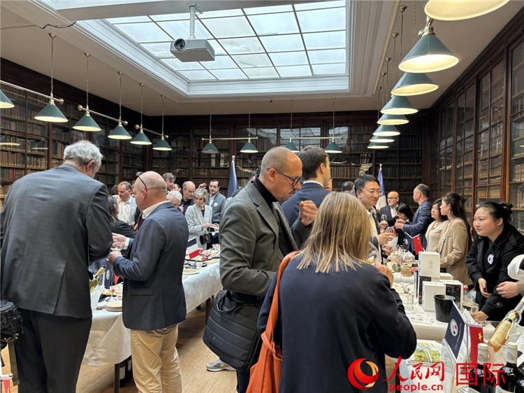 FIWA大獎賽獲獎酒及農產品2025專業(yè)展暨中國云南—法國巴黎特色商品推介會現(xiàn)場。人民網(wǎng)記者 于超凡攝